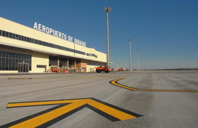 Aeropuerto de Badajoz (a 45 kms)